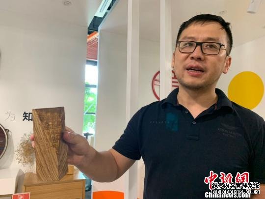 杭州凸凹设计负责人介绍其有关良渚文化的设计作品。 张斌 摄 杭州凸凹设计负责人介绍其有关良渚文化的设计作品。 张斌 摄