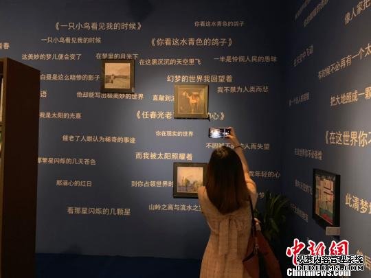 人工智能产品微软“小冰”的诗作吸引参观者目光。 张斌 摄 人工智能产品微软“小冰”的诗作吸引参观者目光。 张斌 摄