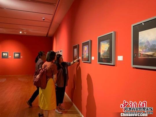 人工智能产品微软“小冰”的画作吸引参观者目光。 张斌 摄 人工智能产品微软“小冰”的画作吸引参观者目光。 张斌 摄