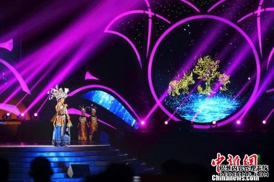 40余民歌名家齐聚太行,背依奇峰峻岭放歌。 张云 摄 40余民歌名家齐聚太行,背依奇峰峻岭放歌。 张云 摄