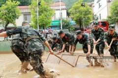 广西河池:武警官兵驰援受