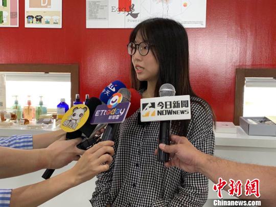孟欣桦接受两岸媒体采访。　郭其钰 摄