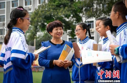 图为兰州市第十一中教师韩小梅给学生们进行英语口语训练。　郁婕 摄
