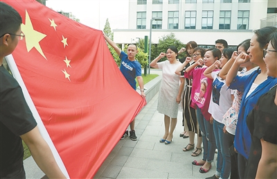 三尺讲台系国运 教师职业受尊崇